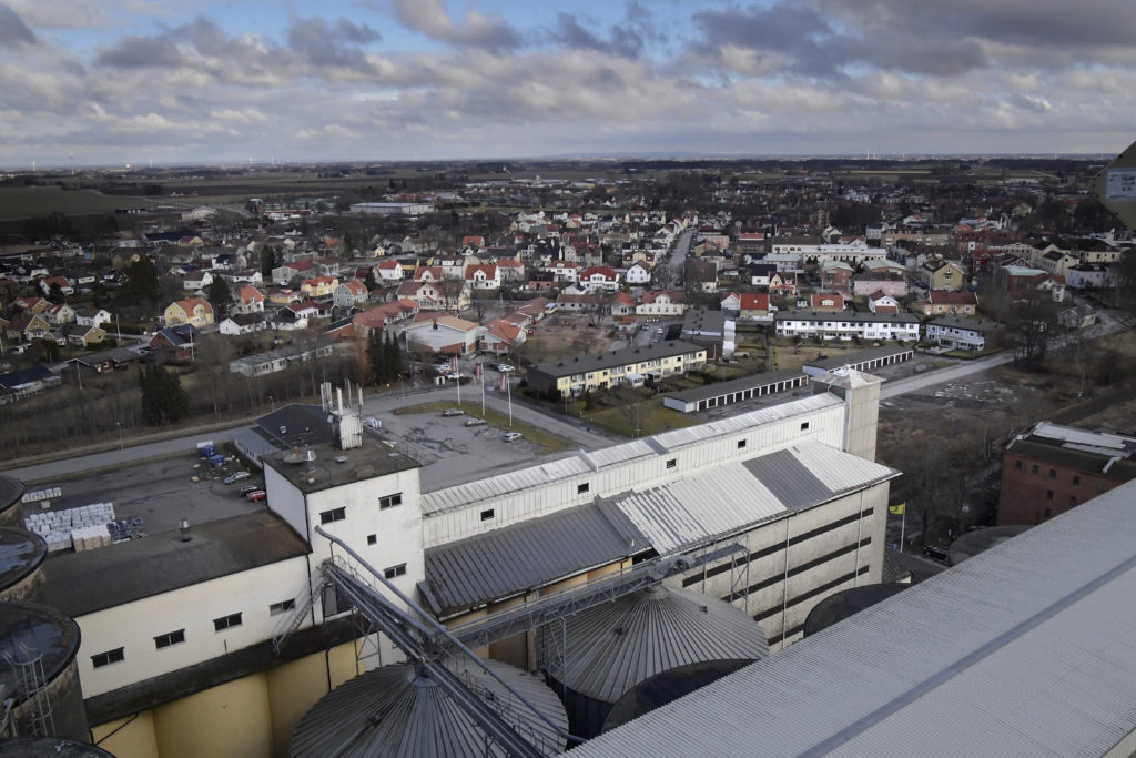 Utsikten uppifrån den moderna anläggningen i Vara är milsvid.  Vi tittar ner mot Gunnar Asplunds gamla lager som på sin tid dominerade slätten totalt.
